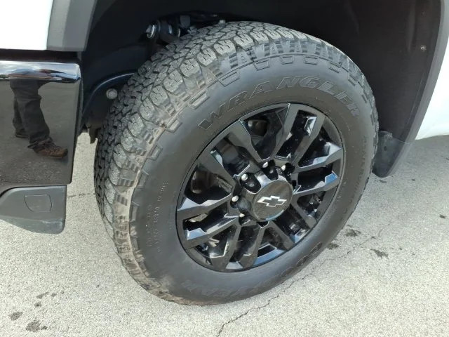 Used 2025 White Chevrolet Custom image 5