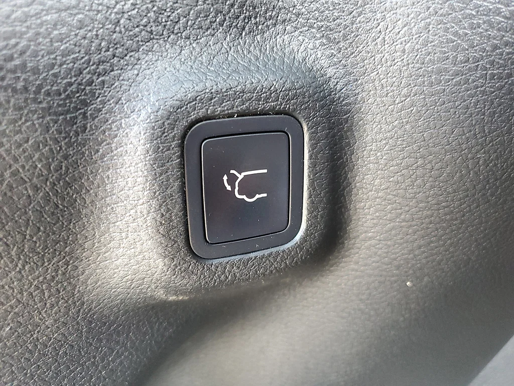 Used 2022 Granite Crystal Metallic Clear Coat Jeep Latitude image 9