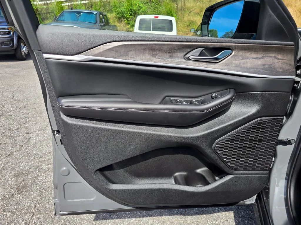 New 2027 Gray Jeep Laredo Altitude image 35