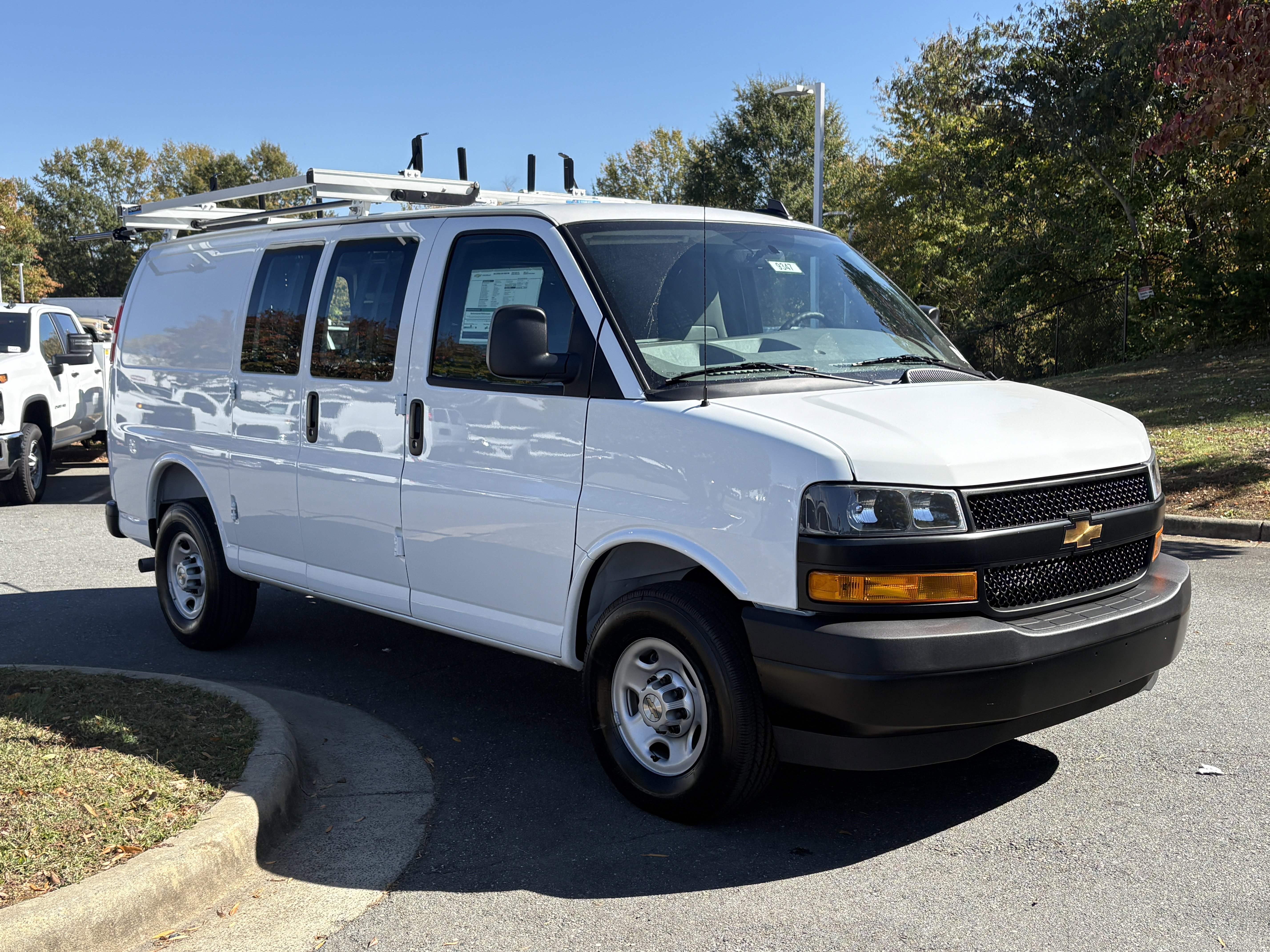 New 2025 Summit White Chevrolet WT image 7