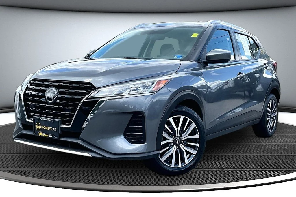 Used 2022 Gray Nissan SV image 3
