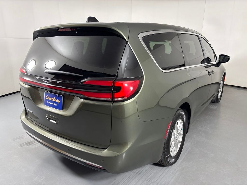 New 2027 Olive Green Pearl-Coat Exterior Paint Chrysler Select image 8