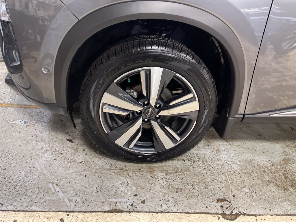 Used 2023  Nissan SL image 12