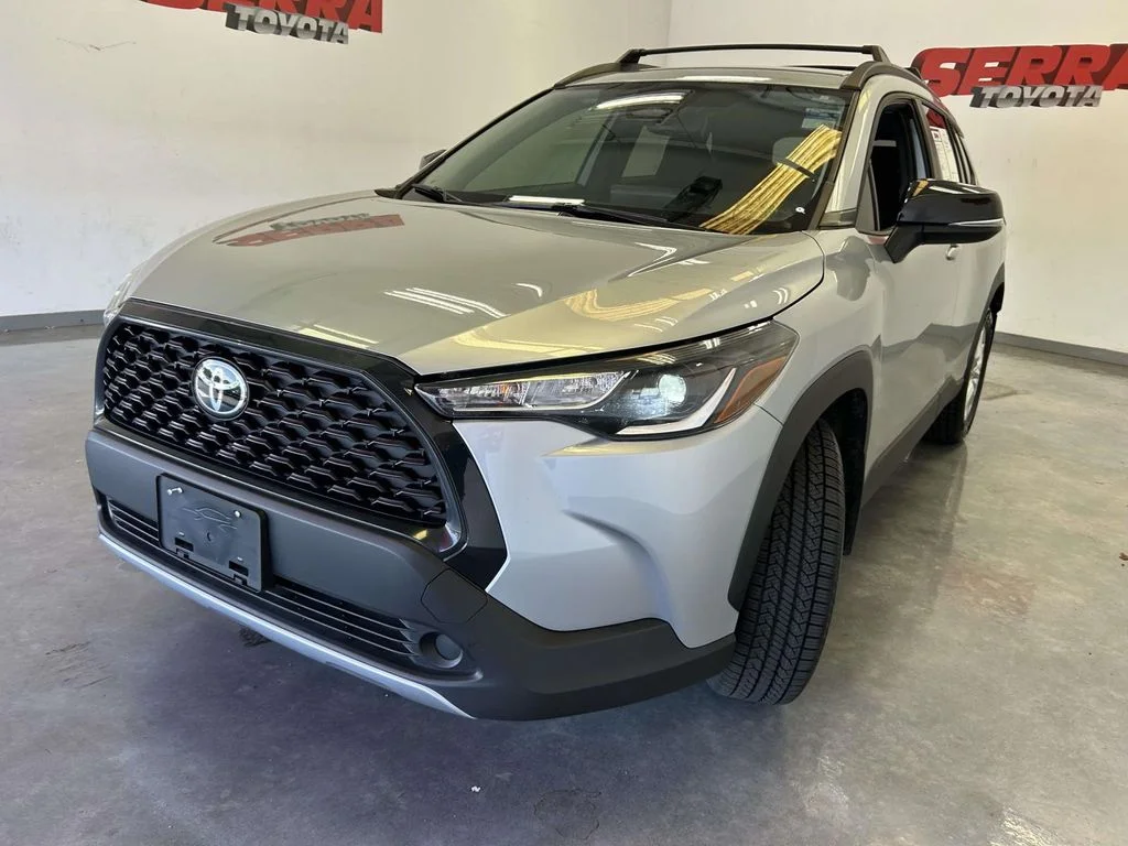 Used 2025 Silver Toyota LE image 7