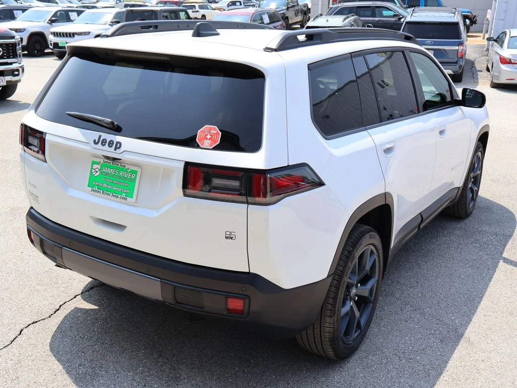 New 2026 Bright White Clear-Coat Exterior Paint Jeep Laredo image 5
