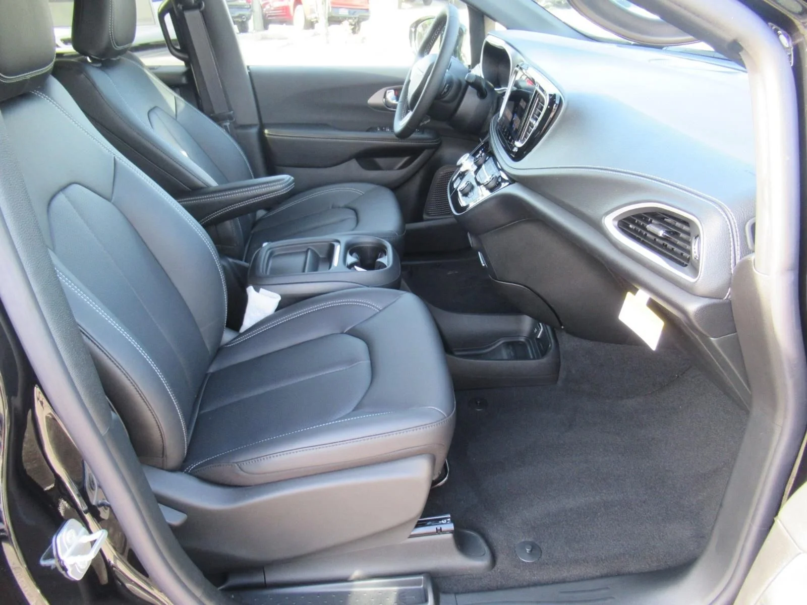 New 2027 Diamond Black Crystal Pearl-Coat Exterior Paint Chrysler Select image 9