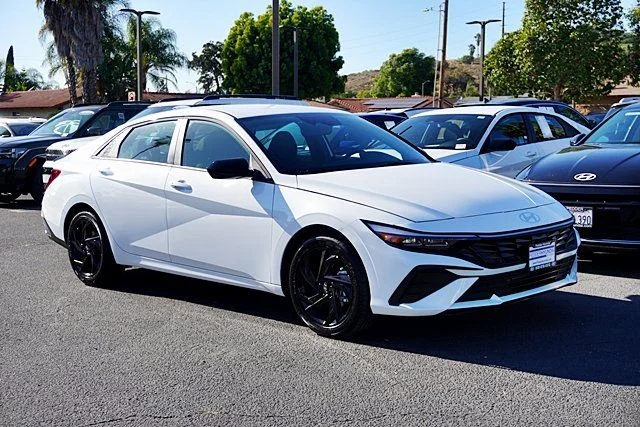Used 2026 White Hyundai SEL Sport image 5