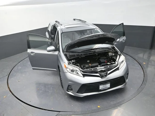 Used 2018 Silver Toyota XLE image 29