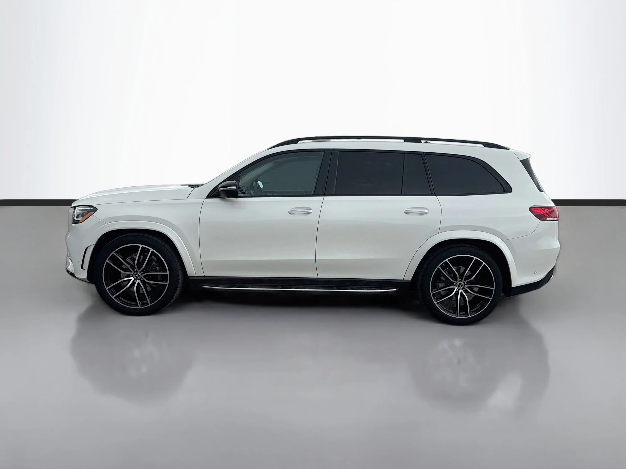 Used 2021 Diamond White Metallic Mercedes-Benz GLS 580 image 2