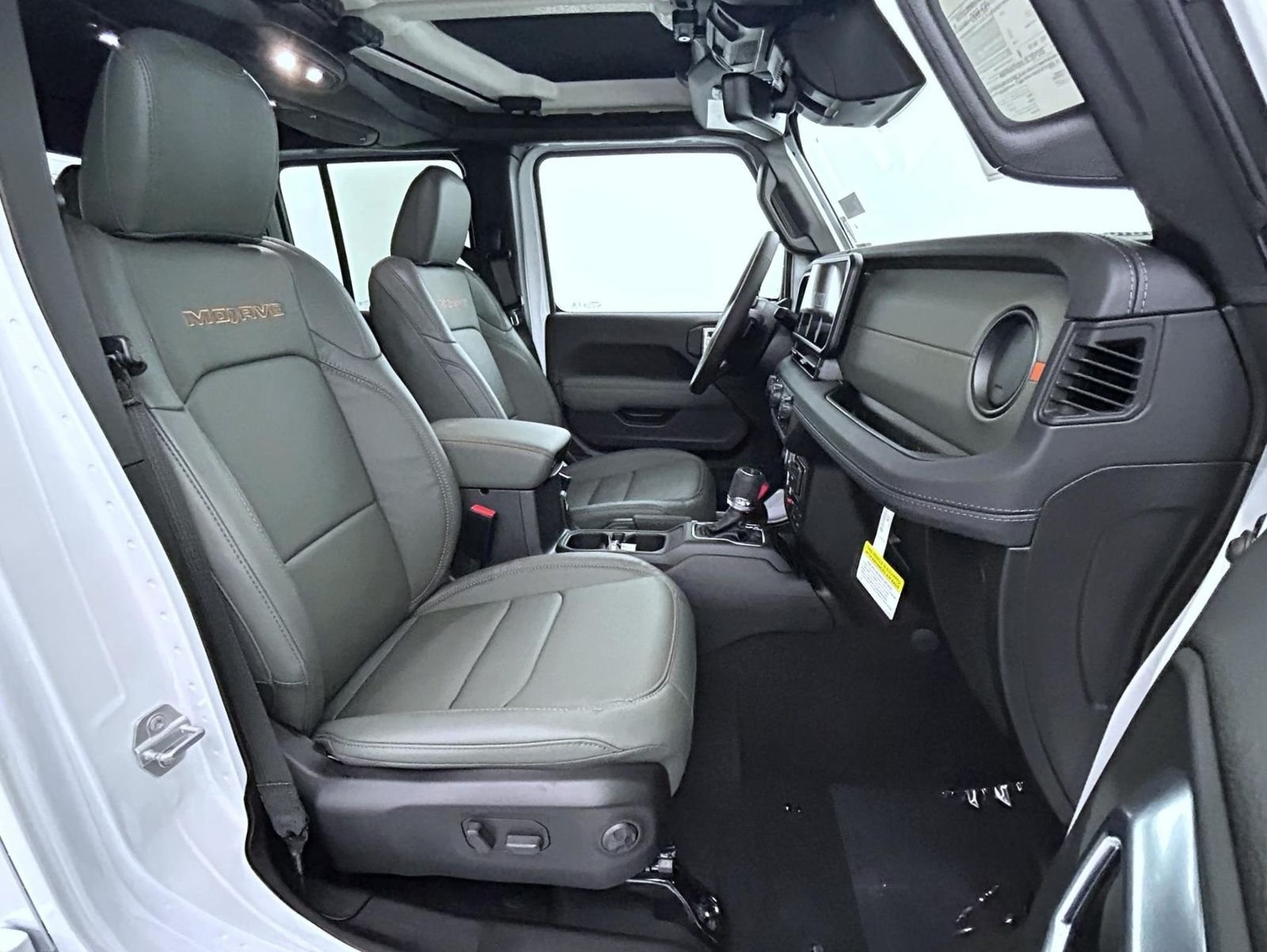 New 2026 Bright White Clear-Coat Exterior Paint Jeep Mojave X image 15