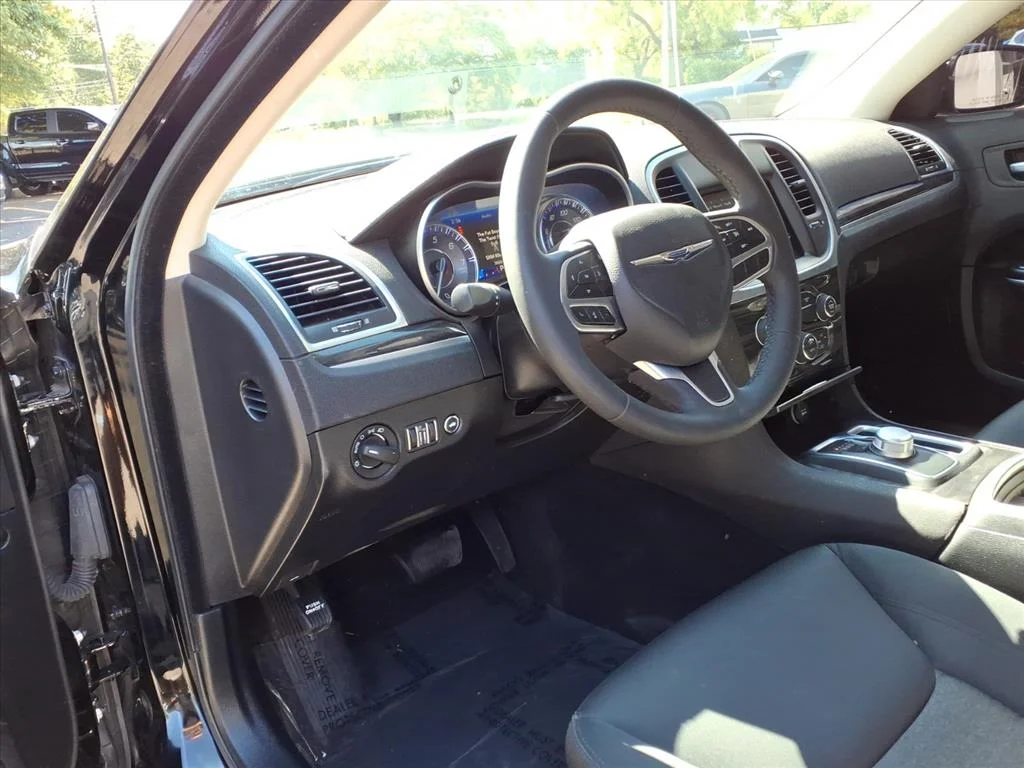 2022 Chrysler 300 Touring - Photo 17