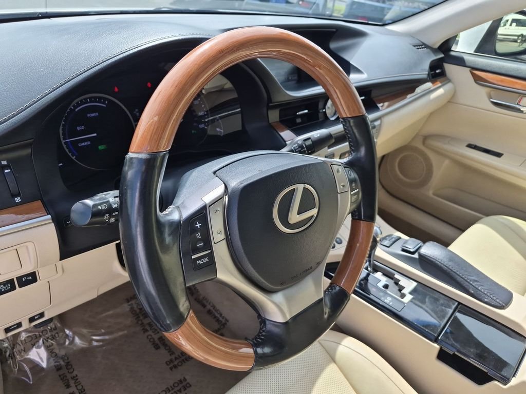 2014 Lexus ES 300h - Photo 18