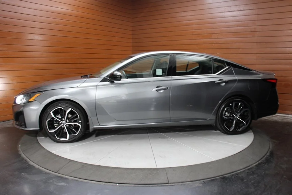 Used 2023 Gun Metallic Nissan 2.5 SR image 7