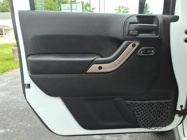 Used 2017 White Jeep Unlimited Sahara image 10