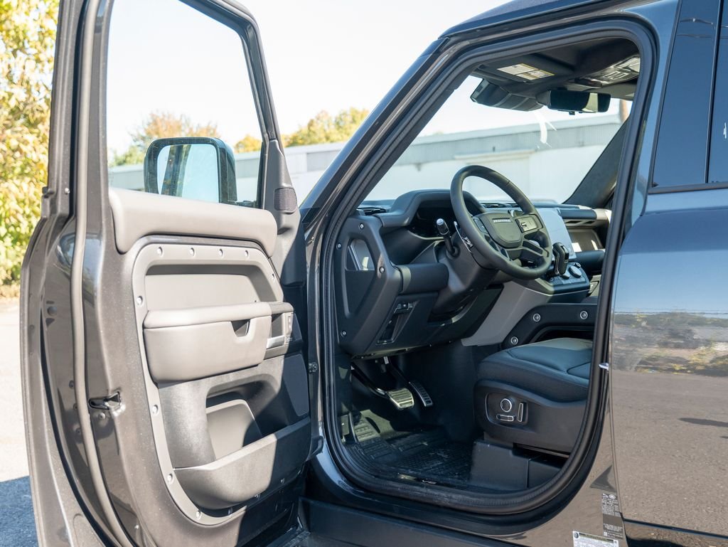 2026 Land Rover Defender V8 - Photo 10