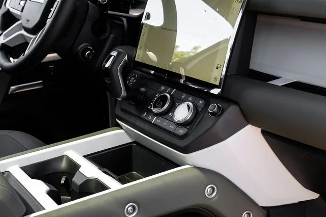 New 2026 White Land Rover X-Dynamic SE image 29