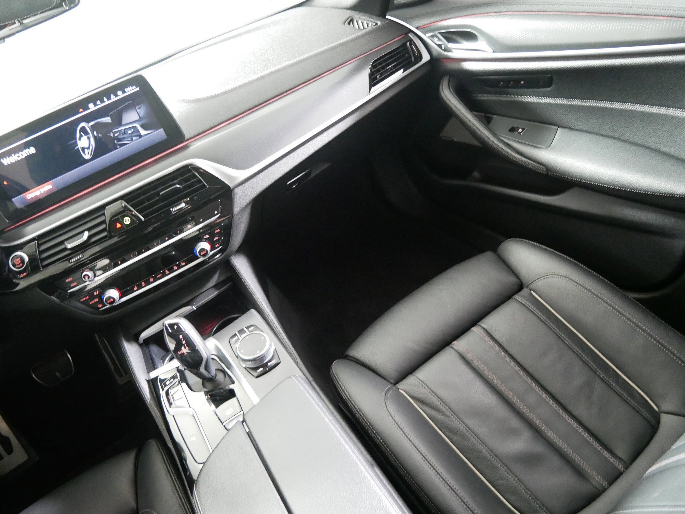 2022 BMW 5 Series M550i - Photo 11