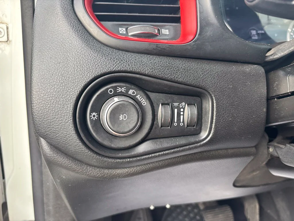 Used 2019 White Jeep Trailhawk image 15