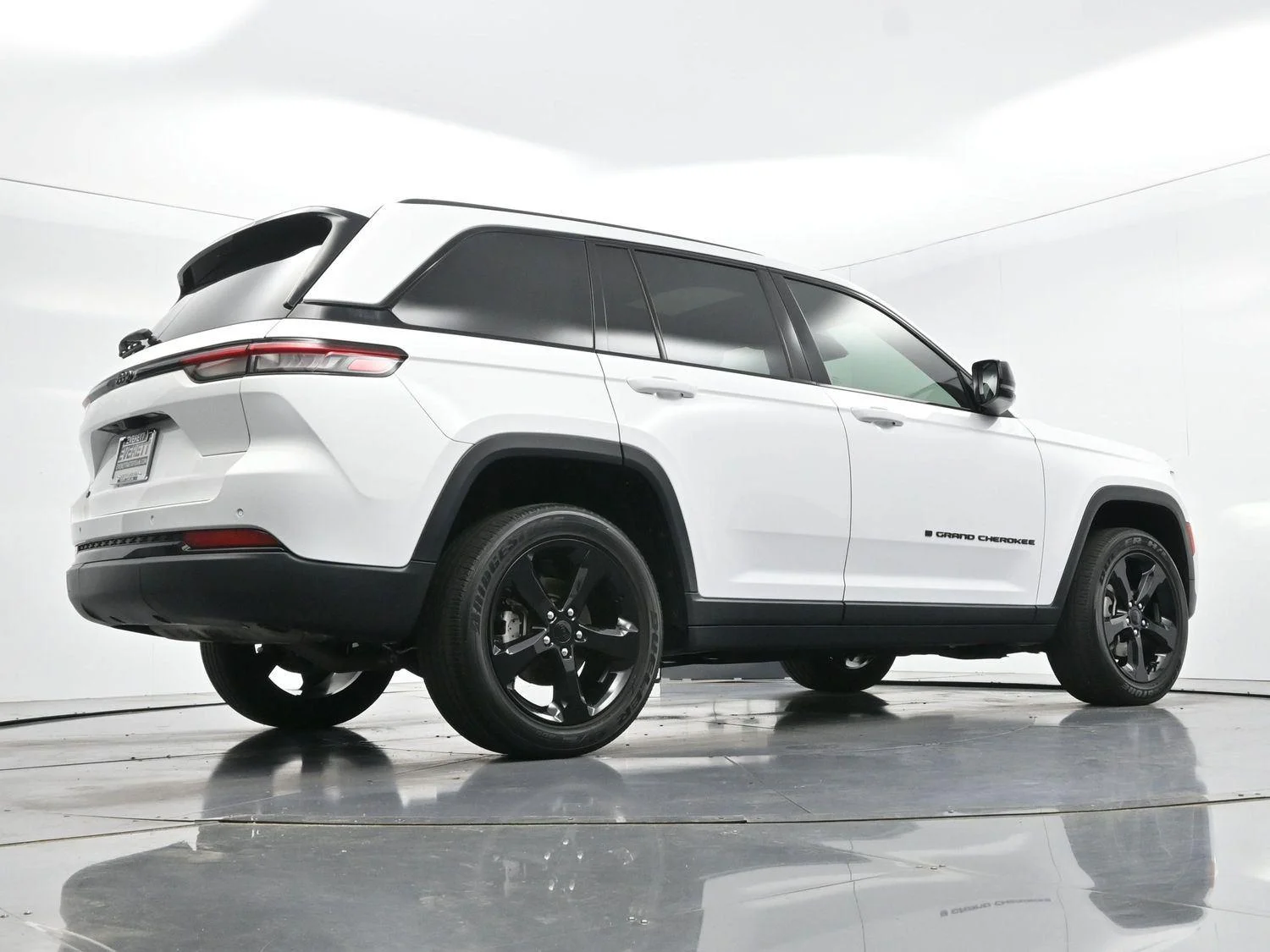 Used 2023 White Jeep Altitude image 45