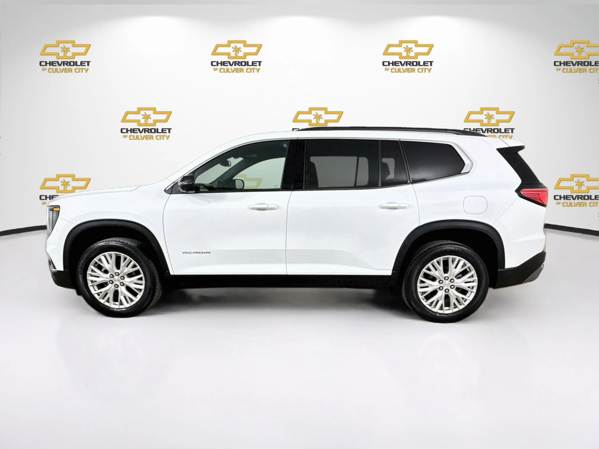 Used 2024 Summit White GMC Elevation image 5