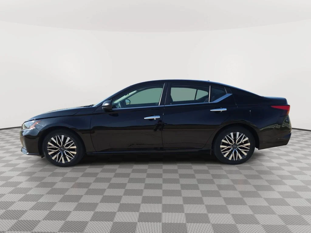 Used 2024  Nissan 2.5 SV image 2