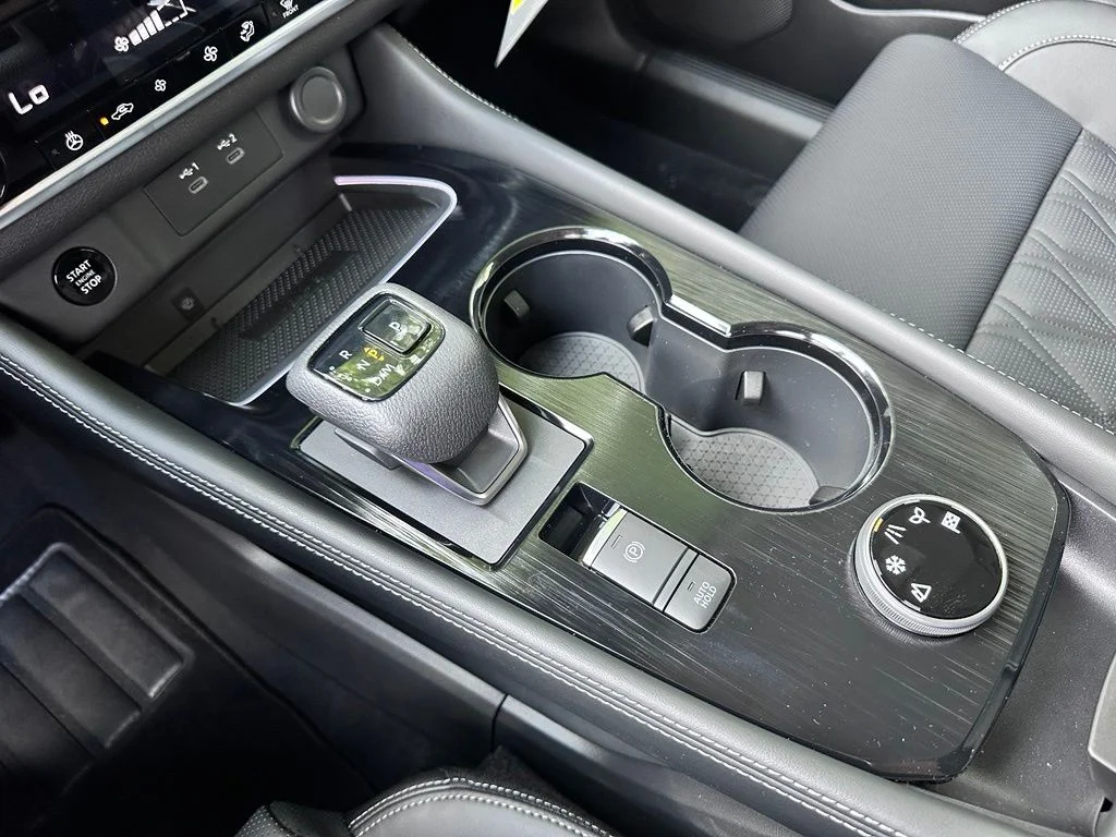 New 2026 Champagne Silver Metallic / Super Black Two-tone Nissan Platinum image 29