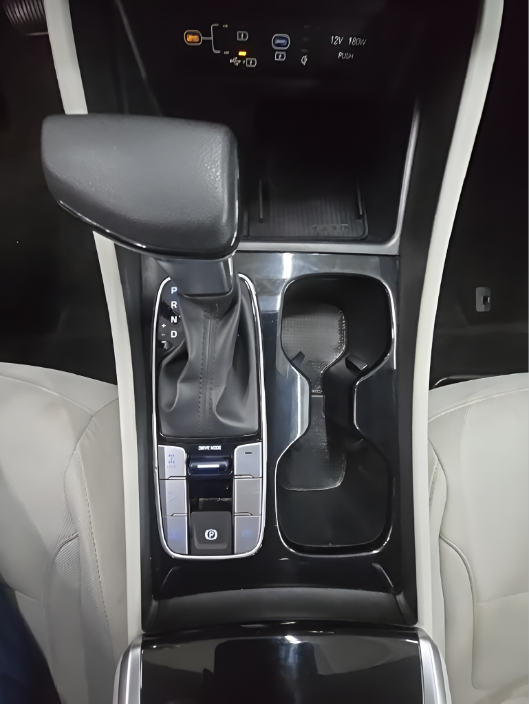 Used 2025 White Hyundai SEL image 35