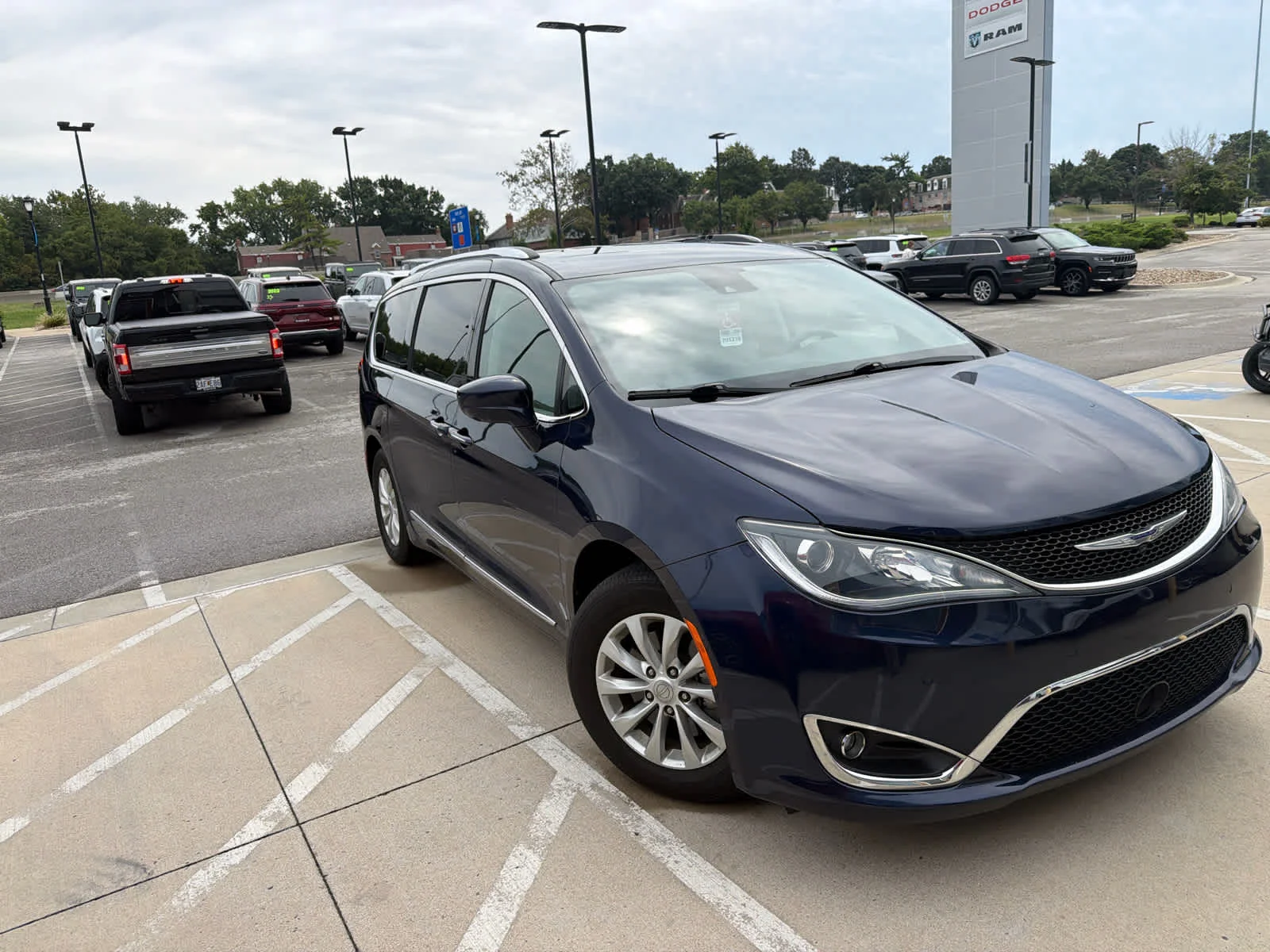 Used 2019 Jazz Blue Pearlcoat Chrysler Touring L image 3