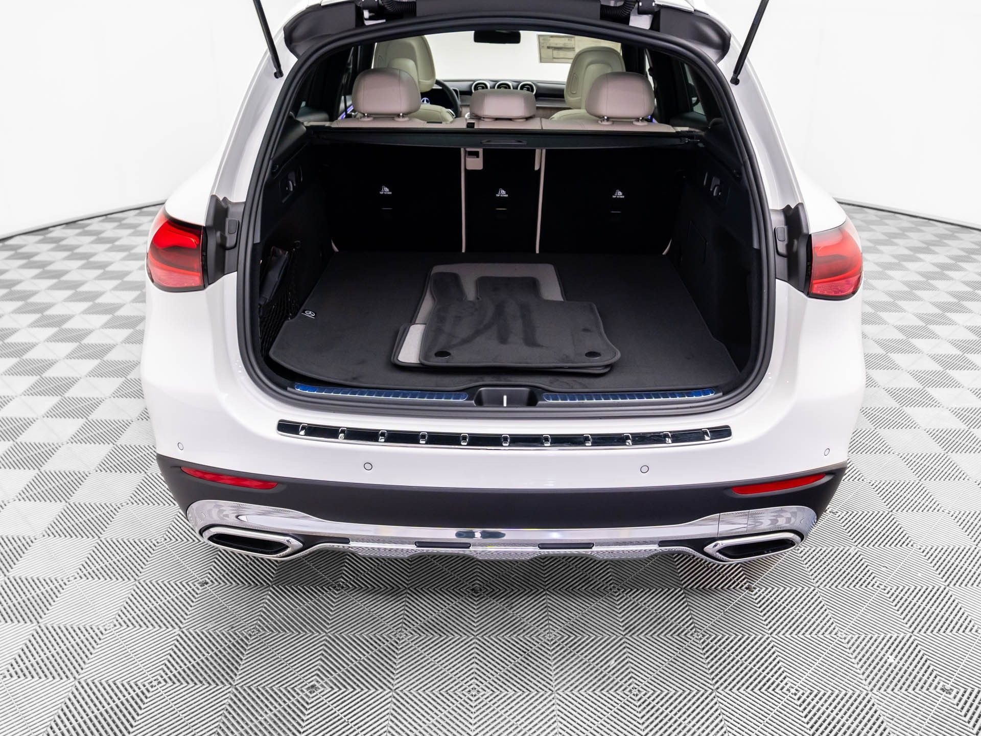 New 2026 White Mercedes-Benz GLC 300 image 27