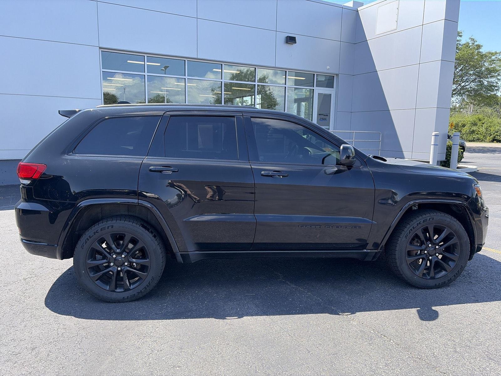 Used 2020 Diamond Black Crystal Pearlcoat Jeep Altitude image 8