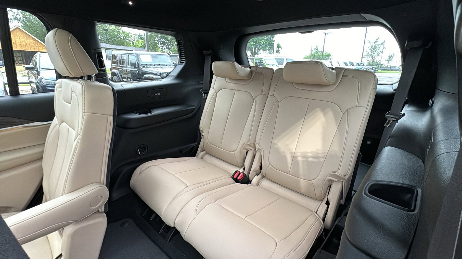 New 2026 Diamond Black Crystal Pearl-Coat Exterior Paint Jeep Limited image 16