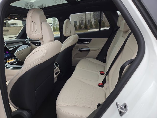 New 2026 Polar White Mercedes-Benz GLC300 image 28
