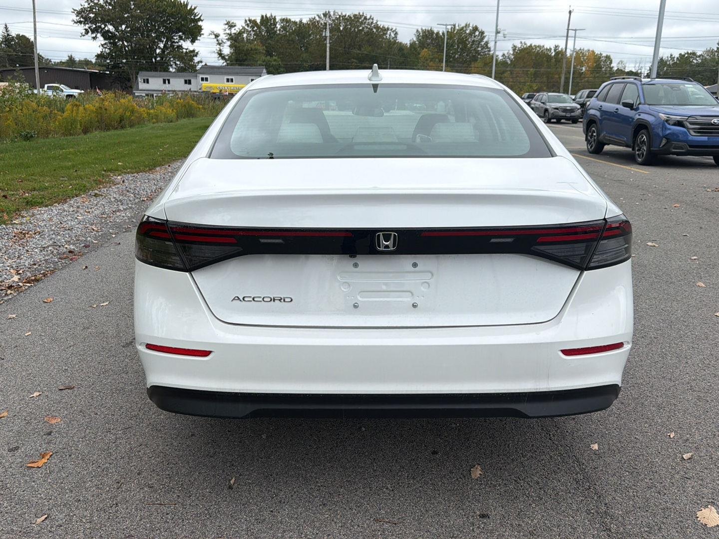 Used 2024 Platinum White Pearl Honda EX image 4
