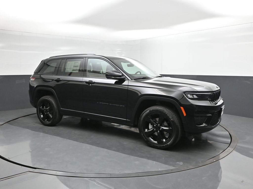 New 2025 Diamond Black Crystal Pearl-Coat Exterior Paint Jeep Altitude X image 17