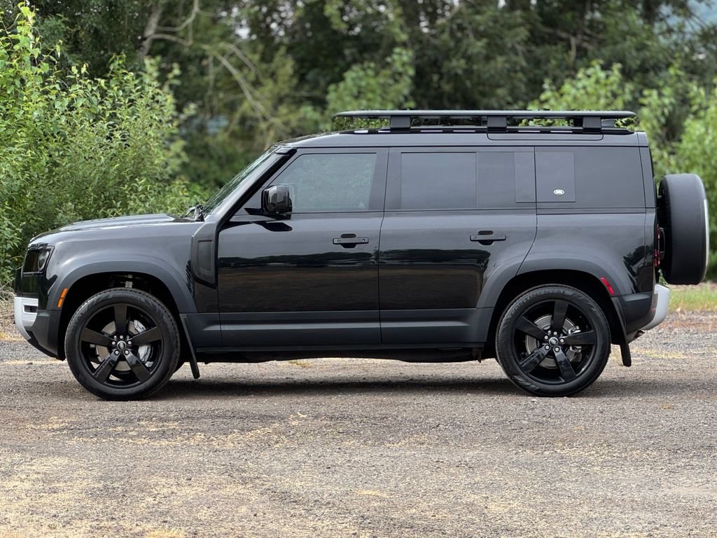 Used 2022 Santorini Black Metallic Land Rover SE image 4