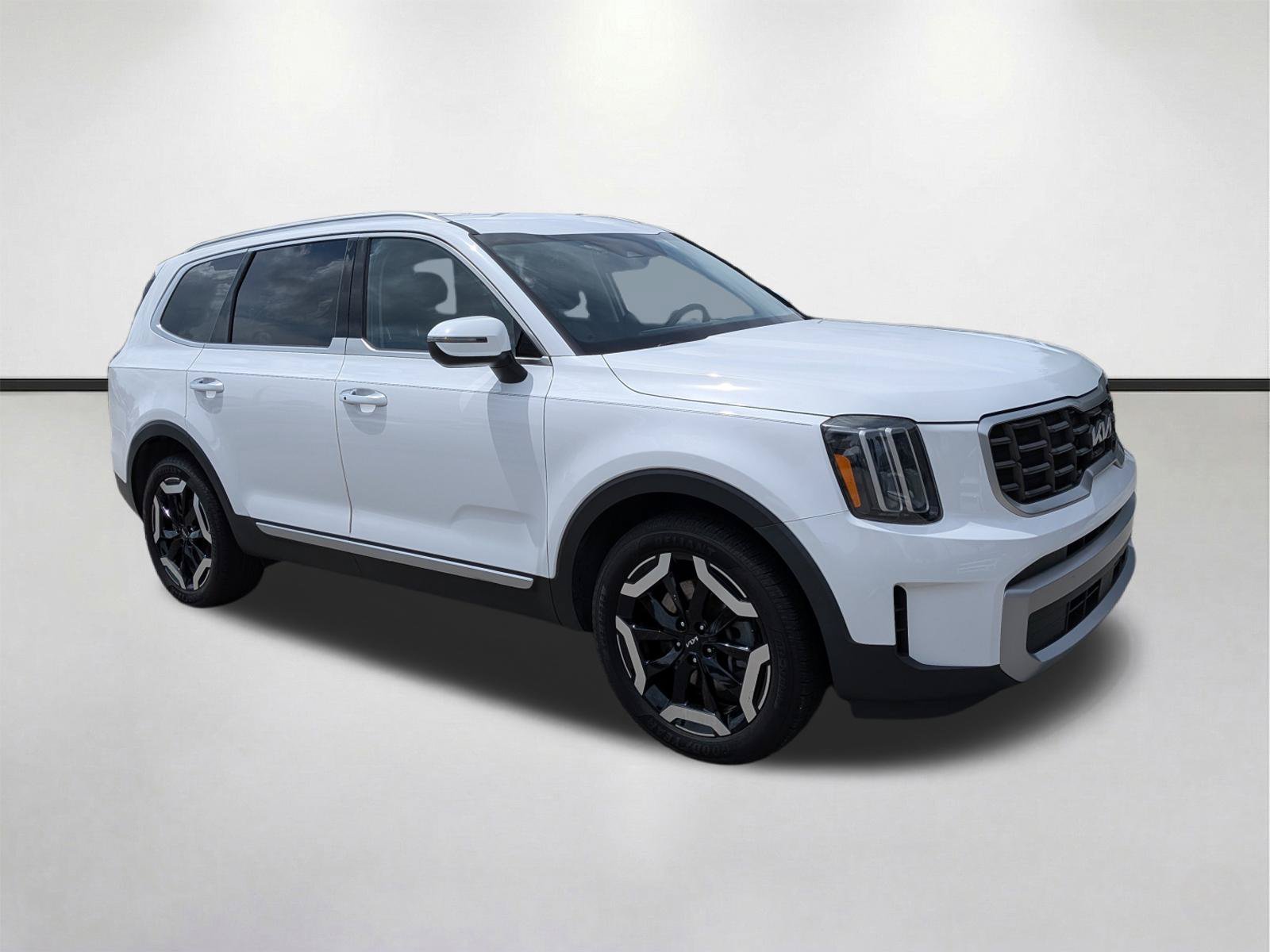 Used 2023 Glacial White Pearl Kia S image 1