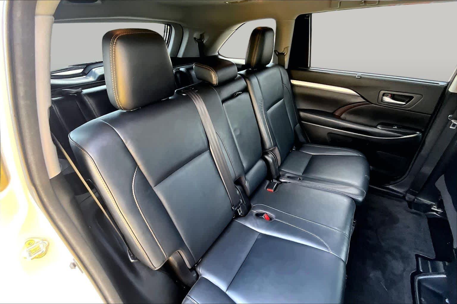 Used 2018 Blizzard Pearl Toyota XLE image 20