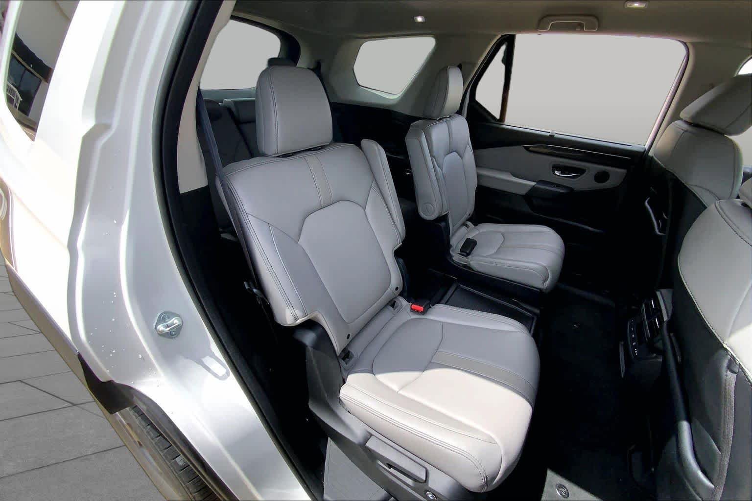 Certified Used 2023 Platinum White Pearl Honda EX-L 7 Passenger image 19