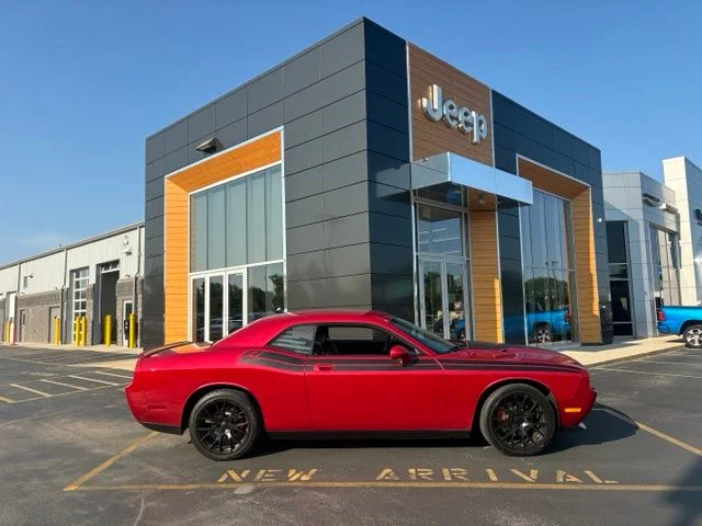 Used 2009 Inferno Red Crystal Pearl Dodge R/T image 1