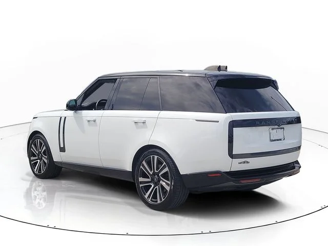 Used 2023  Land Rover SE image 7