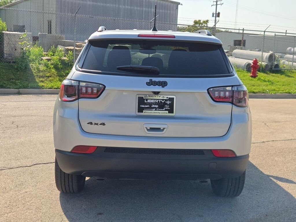 New 2026 Silver Zynith Metallic Clearcoat Jeep Latitude image 10
