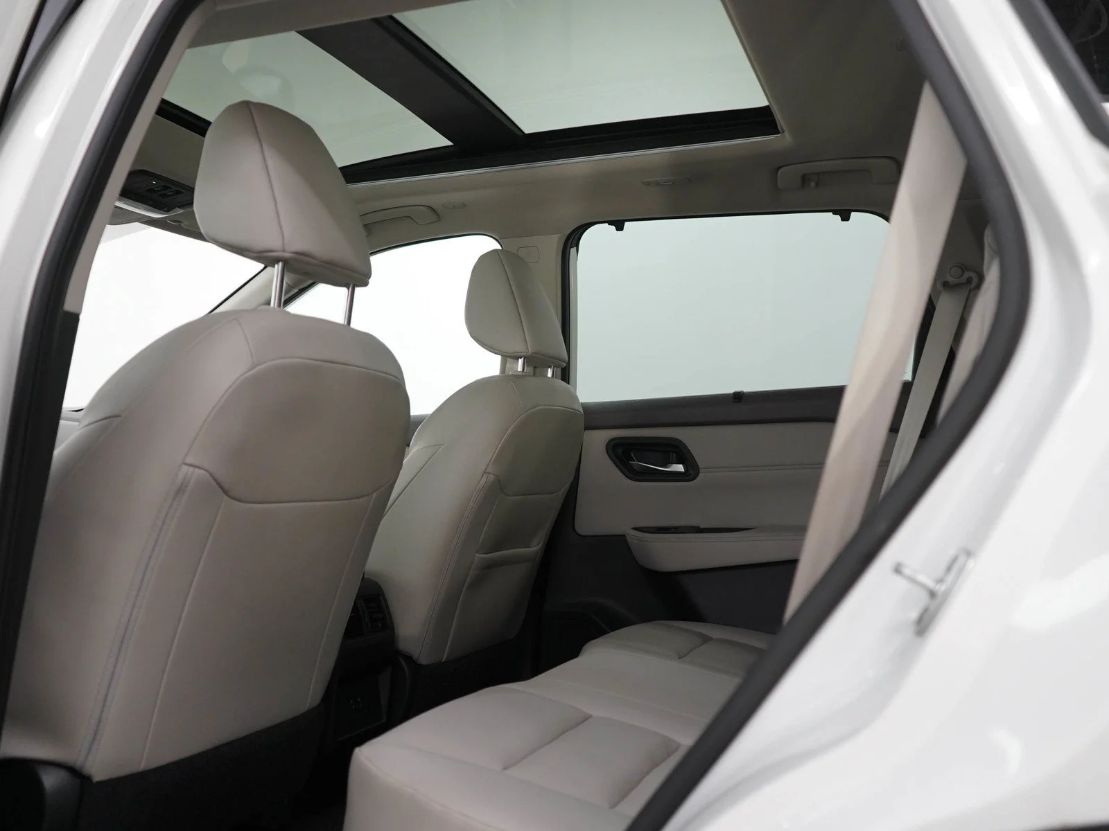 Used 2023 Pearl White Tricoat Nissan SV image 21