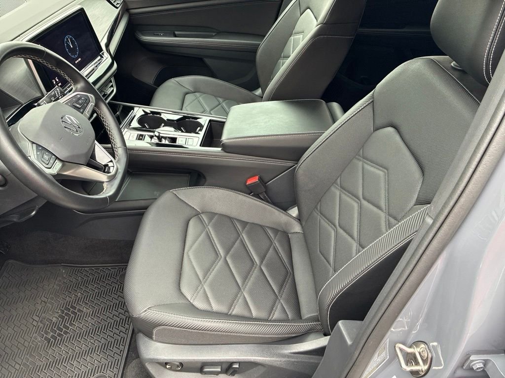 Used 2024  Volkswagen 2.0T SE w/Technology image 11