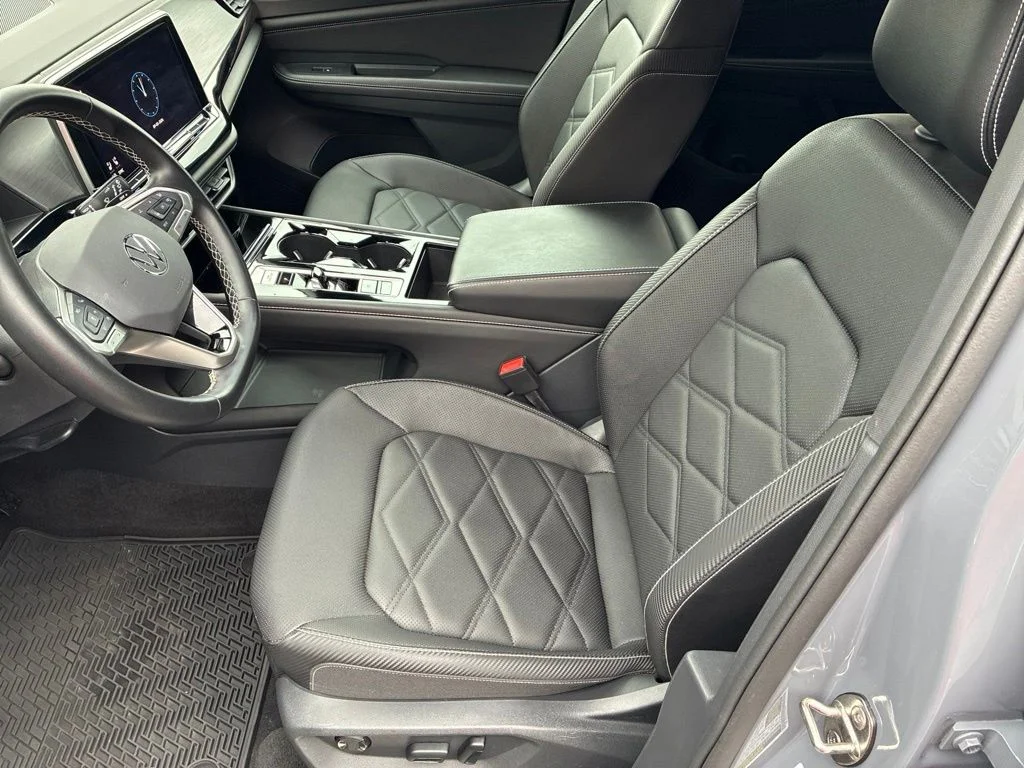 Used 2024  Volkswagen 2.0T SE w/Technology image 11