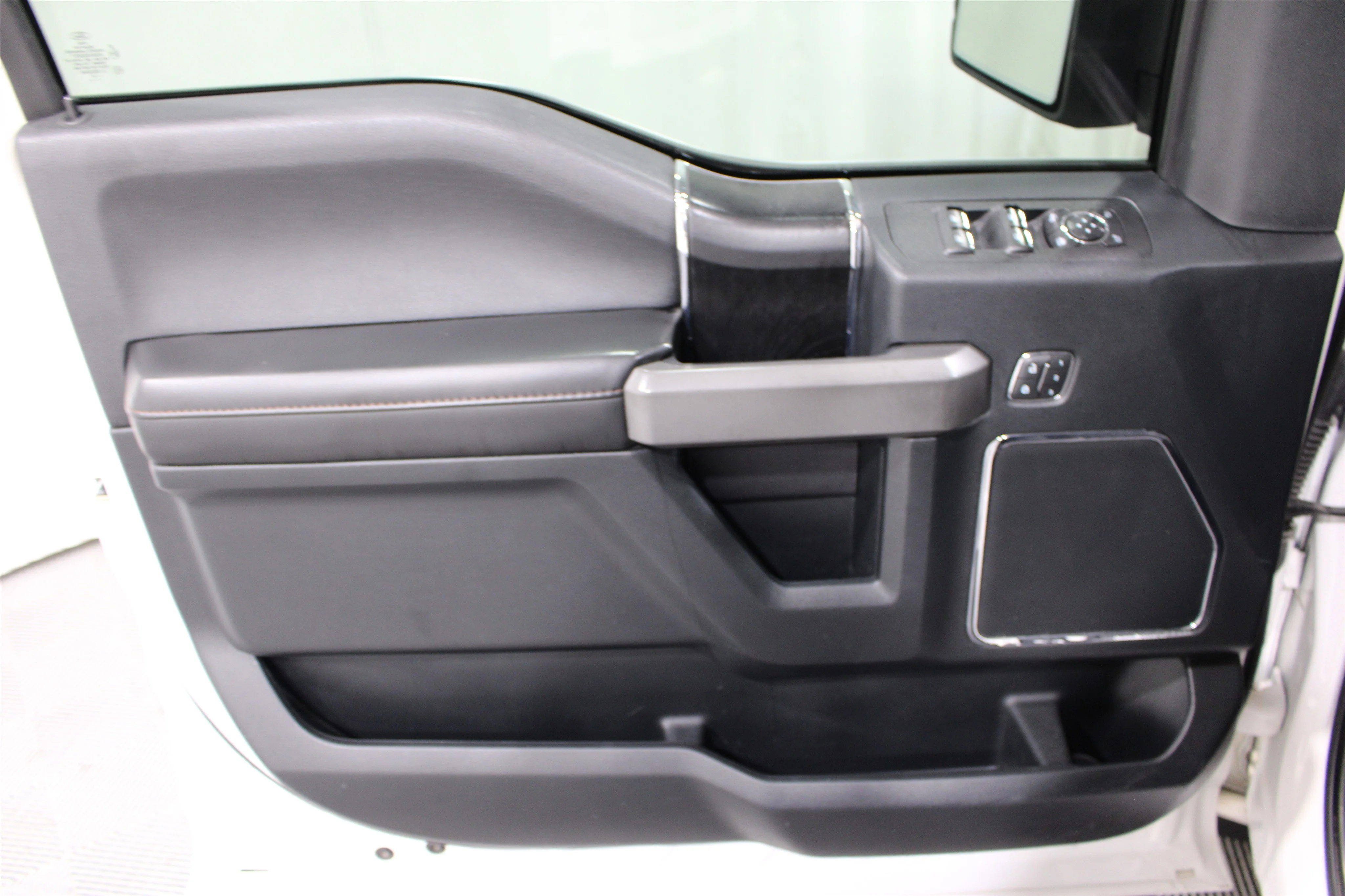 Used 2019 White Platinum Metallic Tri-Coat Ford Platinum image 6