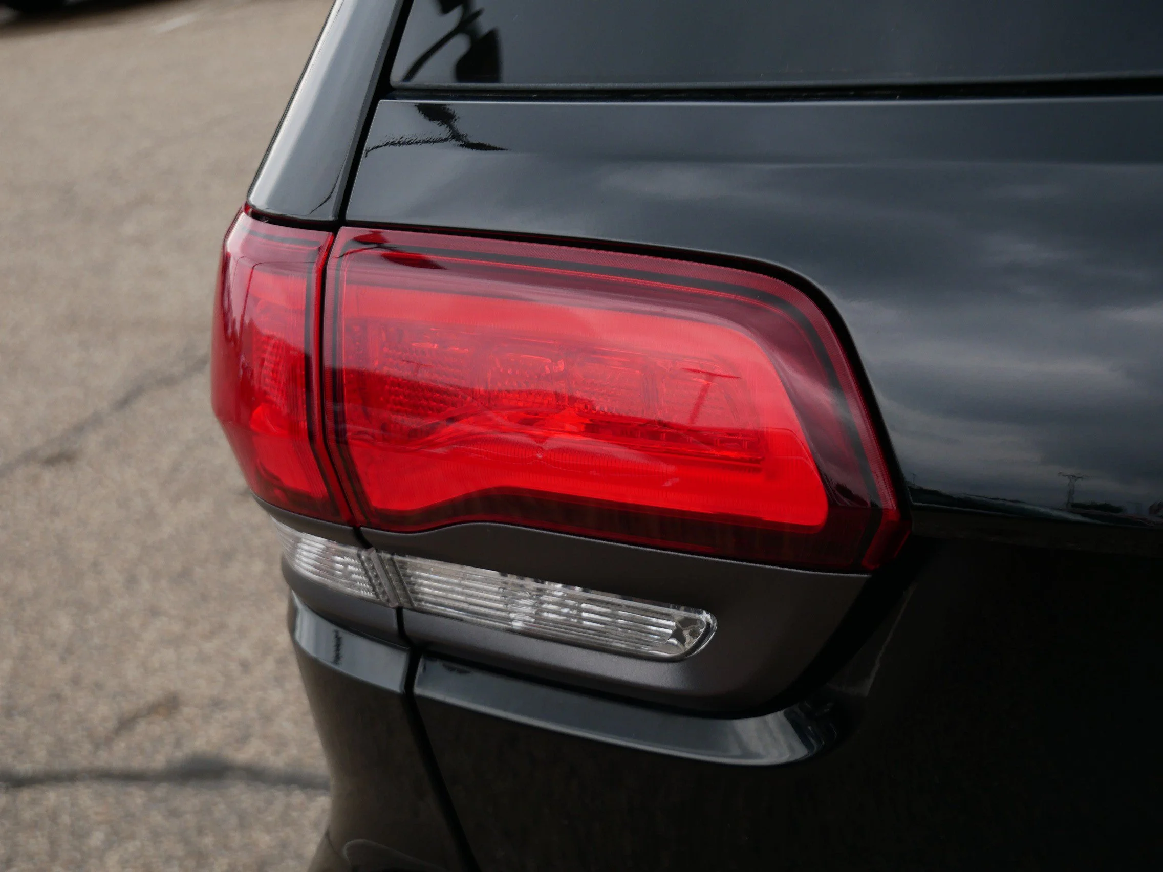 Used 2020 Diamond Black Crystal Pearlcoat Jeep Limited X image 17