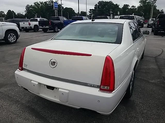 Used 2006 White Cadillac Base image 25