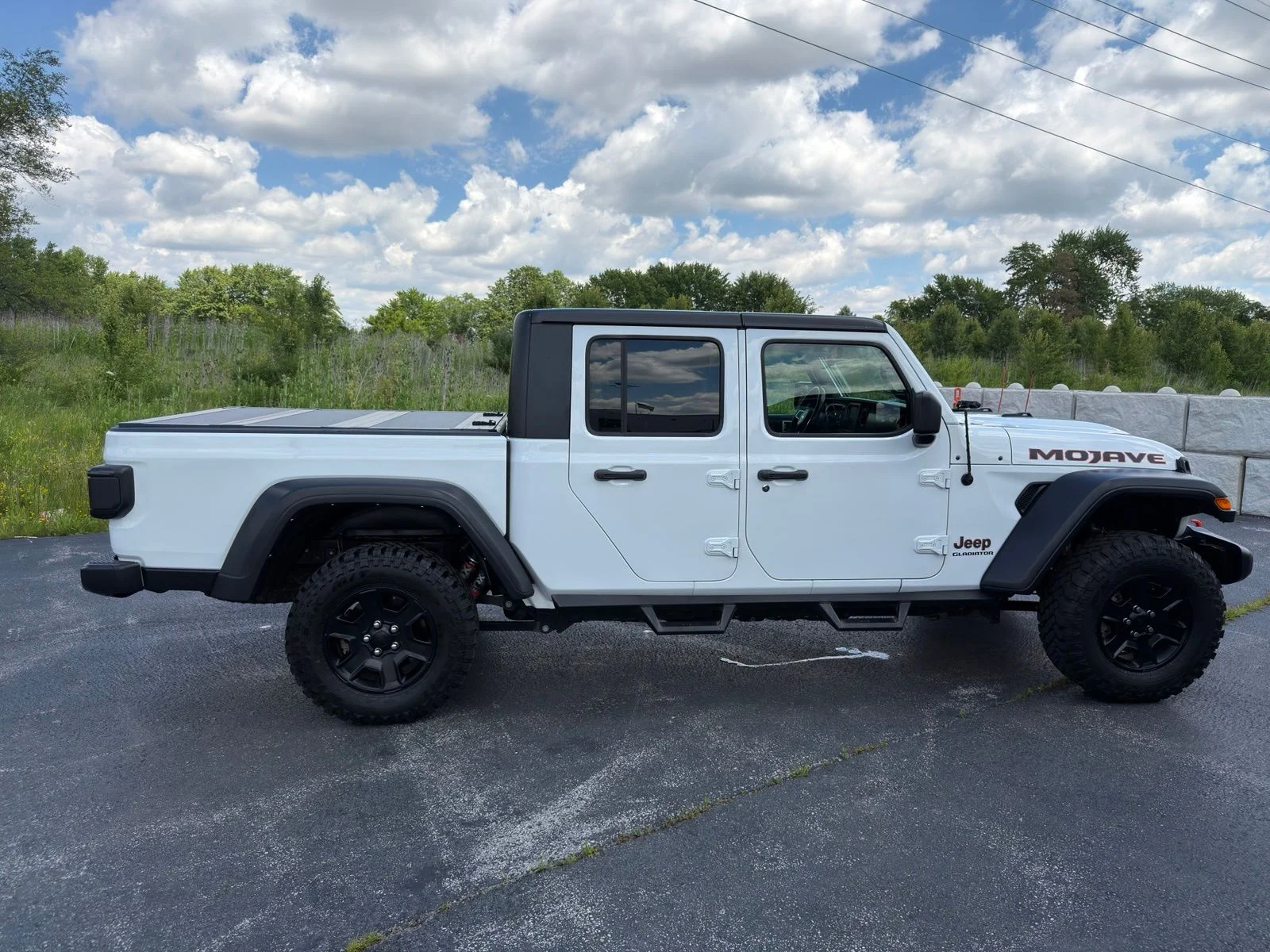 Used 2022 White Jeep Mojave image 8