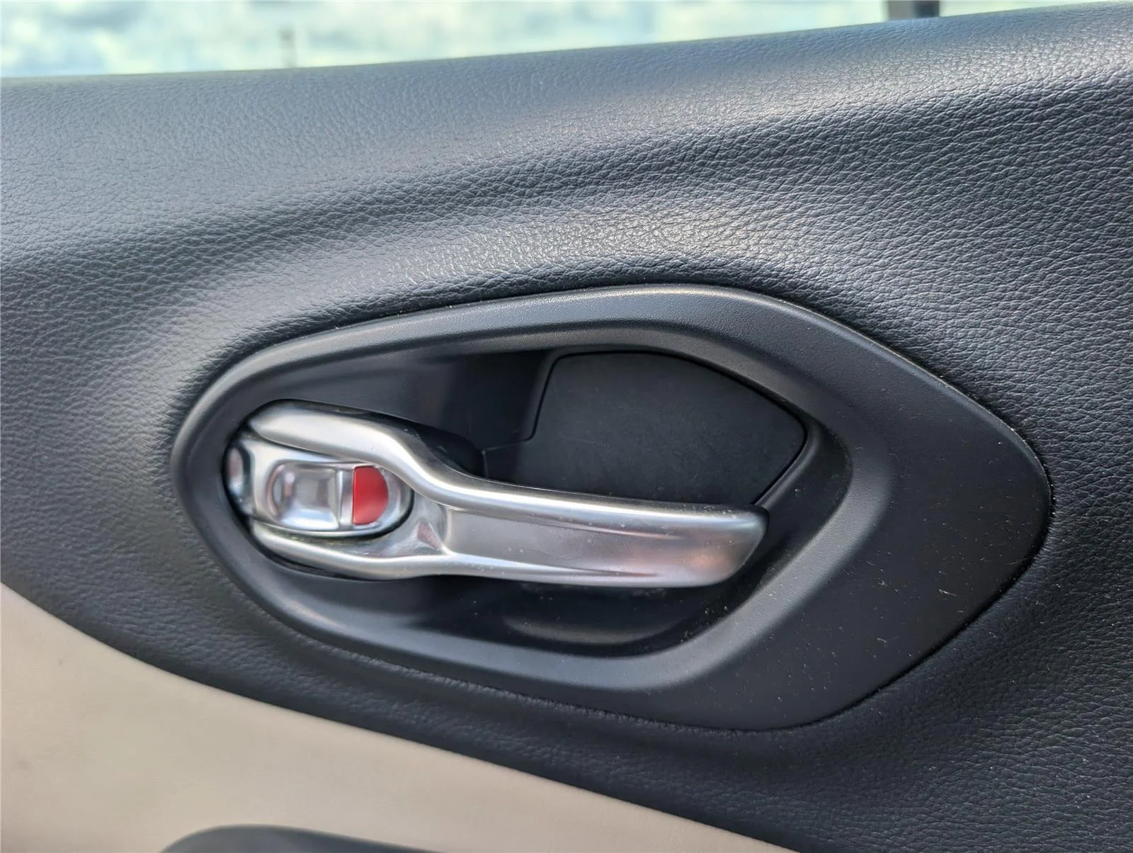 Used 2019 Velvet Red Pearlcoat Jeep Latitude image 27