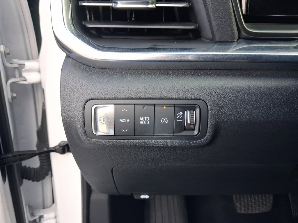 Used 2025 White GMC Elevation image 23